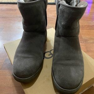Size 7 platform Ugg boots